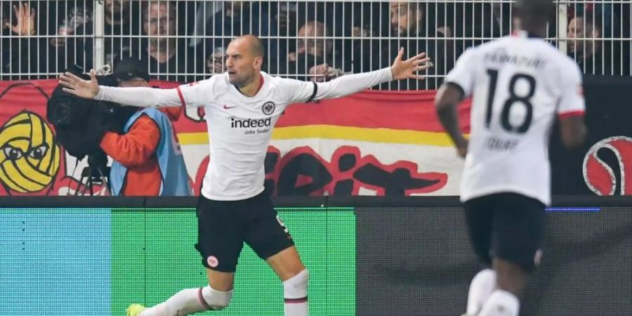 Bas Dost (l) feiert seinen Treffer zum 1:0 für Eintracht Frankfurt bei Union Berlin. Foto: Tom Weller