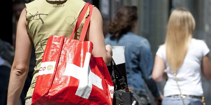 Länger «lädelen» am Samstag: das Walliser Kantonsparlament hat längeren Ladenöffnungszeiten zugestimmt. Wallis