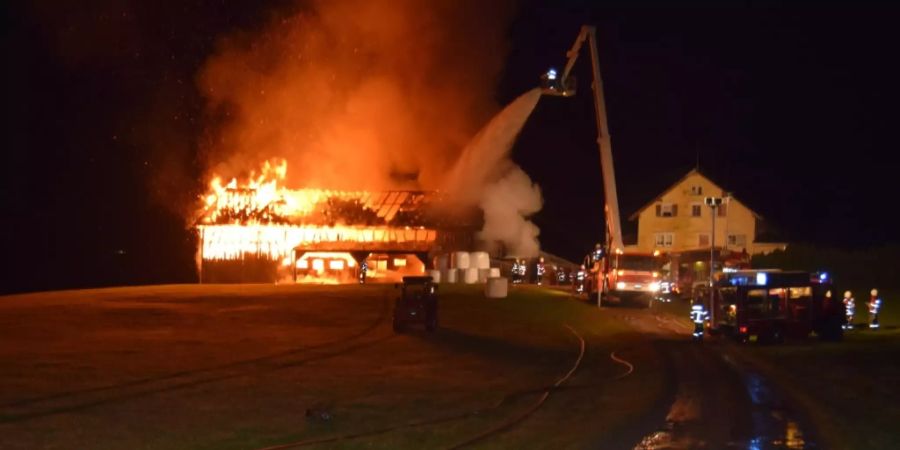 Am Freitagabend ist in Waldstatt im Kanton Appenzell Ausserrhoden eine Scheune vollständig abgebrannt.