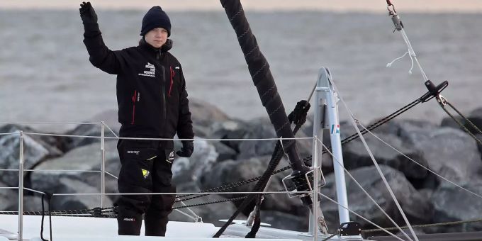 Greta Thunberg steht an Bord des Katamarans «La Vagabonde» und winkt. Klimaaktivistin Greta Thunberg