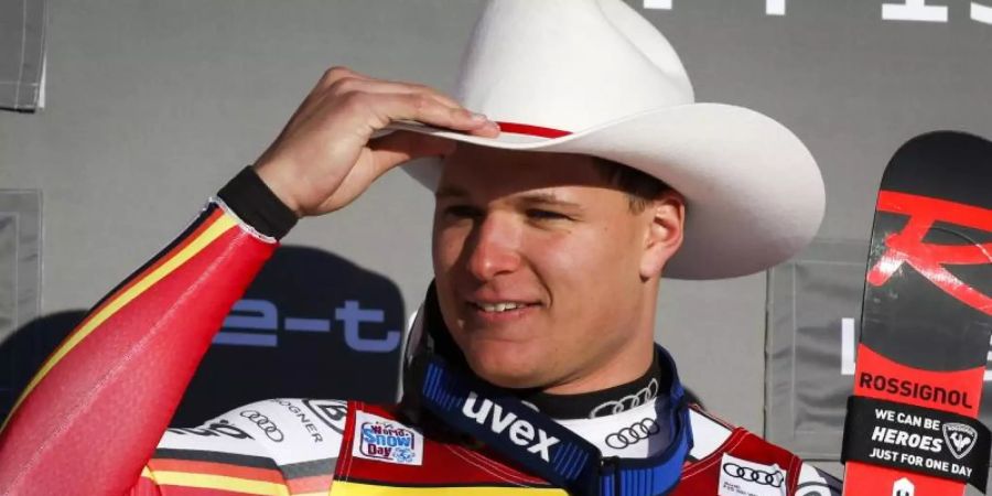 Thomas Dressen bekam nach seinem Abfahrtssieg in Lake Louise auch einen Cowboyhut geschenkt. Foto: Jeff Mcintosh/The Canadian Press/AP/dpa