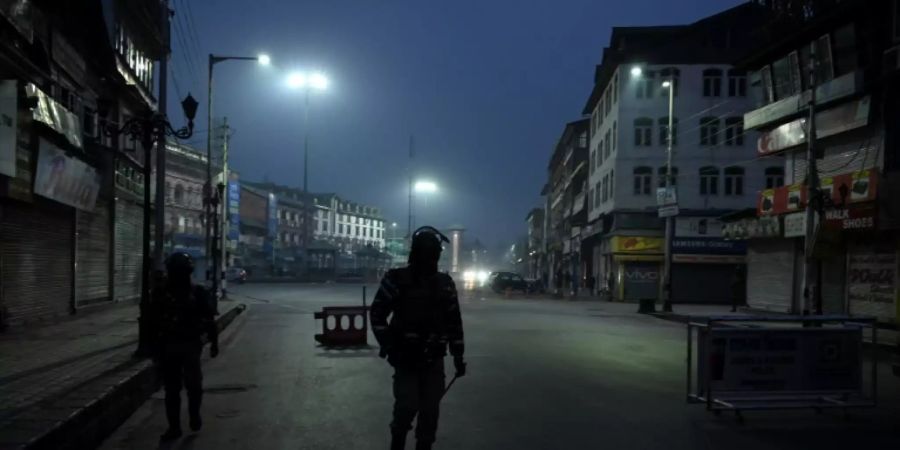 Bewaffnete indische Einsatzkräfte an einer Sperre in Srinagar
