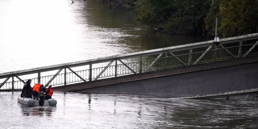 Retter suchen in einem Schlauchboot nach Personen im Tarn.