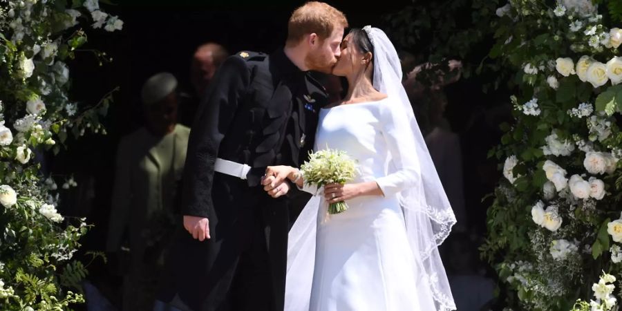 An diesem Tag bekommen Fans den ersten Kuss des Ehepaars zu Gesicht. Meghans Brautkleid kostete umgerechnet rund 250'000 Franken.