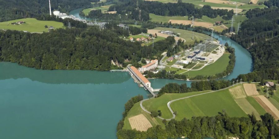 Das Wasserkraftwerk Mühleberg staut die Aare zum Wohlensee beim Kernkraftwerk Muehleberg bei Bern.