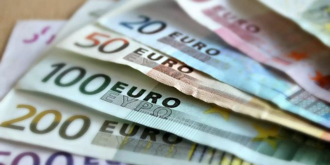 Ein bedingungsloses Grundeinkommen wird in Deutschland diskutiert. bedingungsloses Grundeinkommen