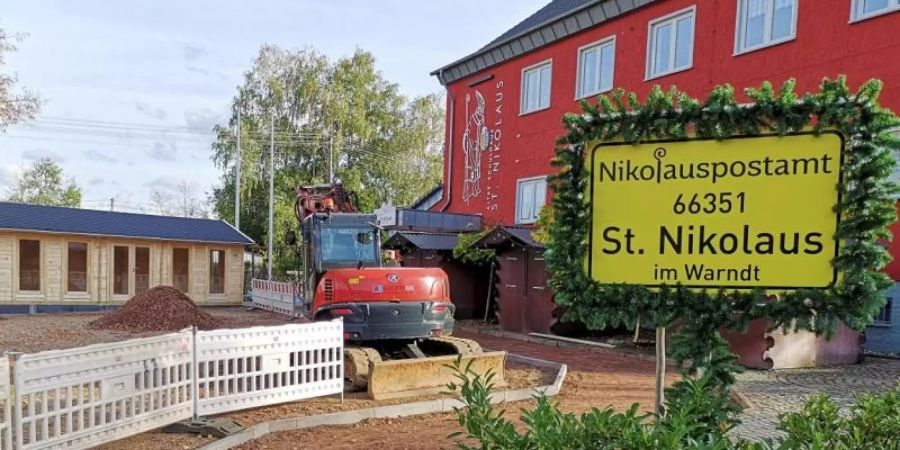 Neben dem Nikolauspostamt wird ein Holzhaus gebaut, in dem künftig der Nikolaus die Briefe von Kindern aus aller Welt beantworten wird. Foto: Festausschuss St. Nikolaus/dpa