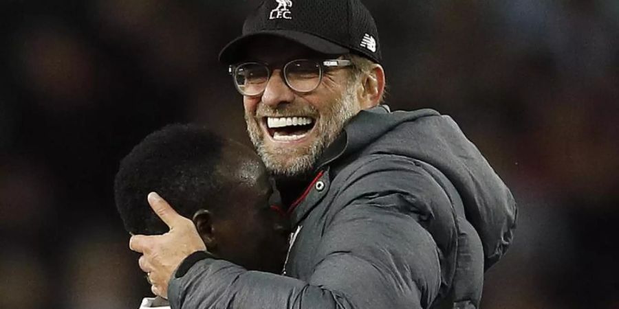 Liverpools Trainer Jürgen Klopp umarmte nach dem Sieg Sadio Mané. Foto: Darren Staples/CSM via ZUMA Wire/dpa