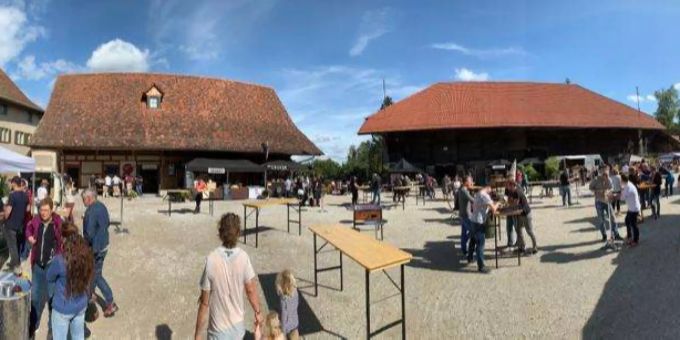 Hunderte Besucher kamen auf dem Könizer Schlosshof zusammen...