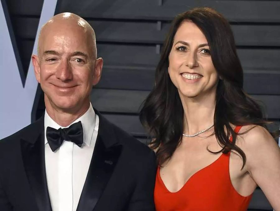 Jeff Bezos und Mackenzie Bezos sind seit 2019 geschieden. Die beiden waren 25 Jahre verheiratet. Sie bekam einen Viertel seiner Anteile an Amazon.