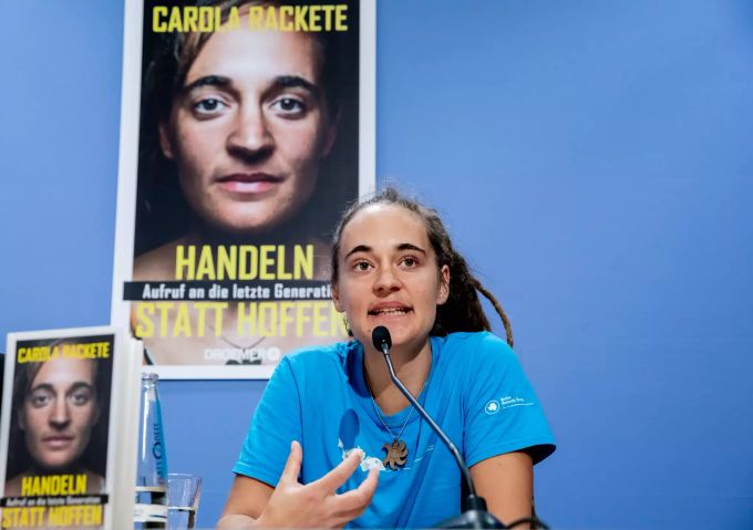 Carola Rackete, Seenotretterin von Flüchtlingen und Klimaaktivistin, an einer Pressekonferenz ihres Buches «Handeln statt Hoffen». carola rackete