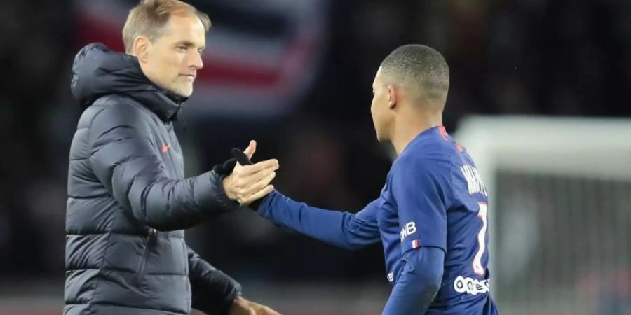 Stehen mit PSG im Ligapokal-Viertelfinale: Coach Thomas Tuckel (l) und Kylian Mbappe. Foto: Michel Euler/AP/dpa