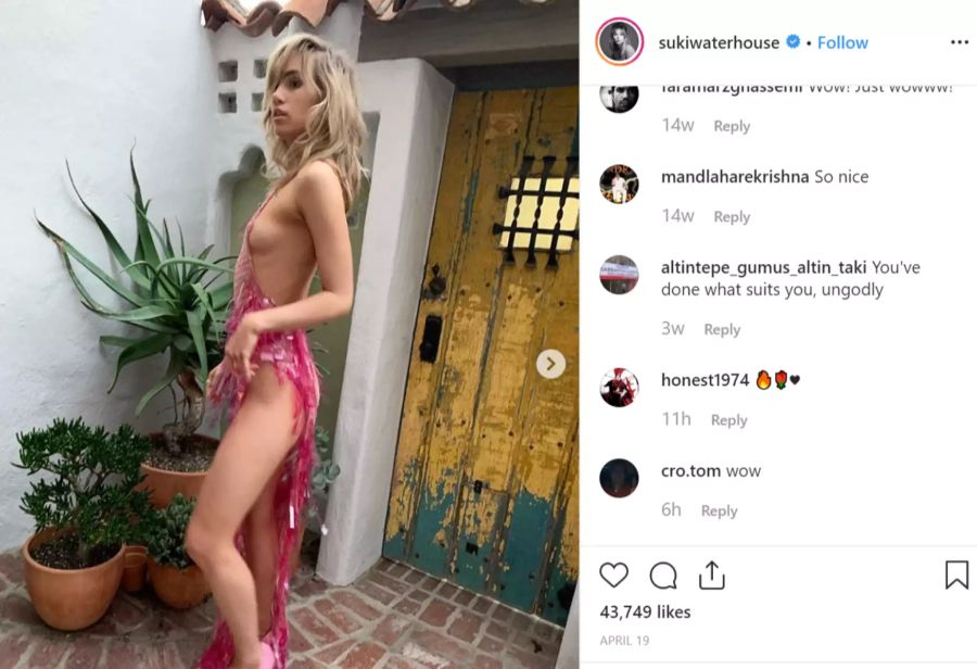 Macht wie Heidi Klum den Sideboob-Trend mit: Suki Waterhouse.