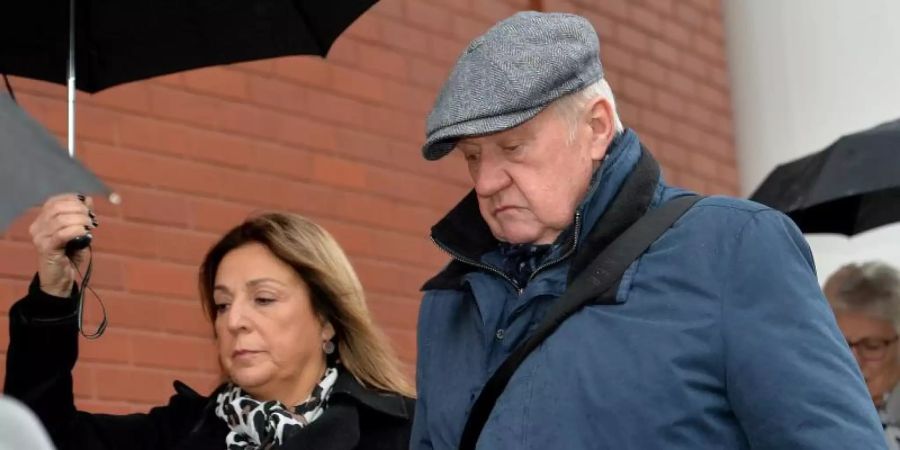 David Duckenfield beim Gang zum Preston Crown Court. Foto: Peter Powell/PA Wire/dpa