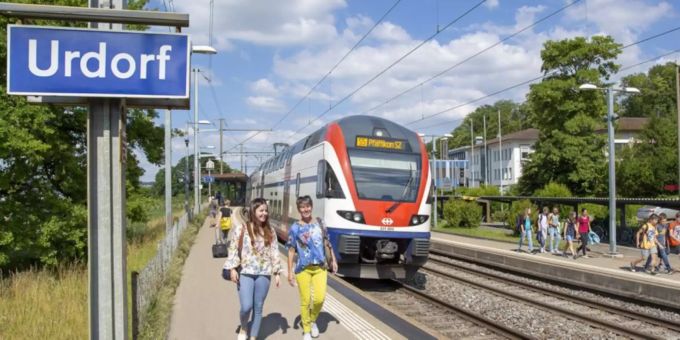 Die Bahnhaltestelle in der ländlichen Gemeinde Urdorf. Urdorf