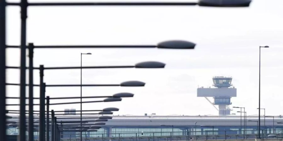 Das Hauptterminal des neuen Flughafens fasst nach Berechnungen der Betreiber rund 25 Millionen Fluggäste pro Jahr. Terminal 2 ist für weitere 6 Millionen Passagiere konzipiert. Foto: Soeren Stache/dpa-Zentralbild/ZB