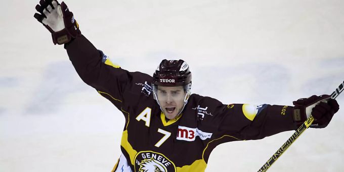 Verteidiger Henrik Tömmernes bejubelt einen Genfer Torerfolg im Match gegen Ambri-Piotta. (Archivbild) Henrik Tömmernes