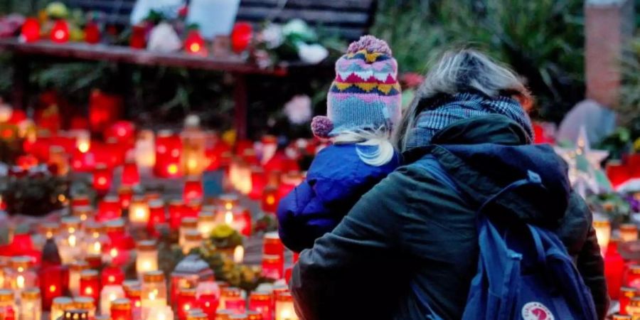 Bei dem Feuer in der Silvesternacht starben im Krefelder Zoo mehr als 30 Tiere. Foto: Roland Weihrauch/dpa