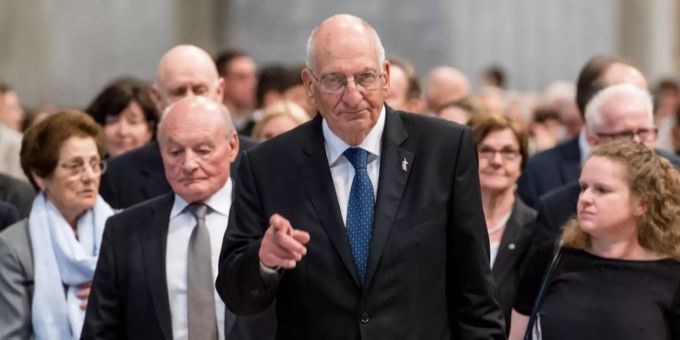 Der ehemalige FDP-Bundesrat Pascal Couchepin zeigt einmal mehr, wo es langgeht: Hier im Mai 2018 anlässlich der Vereidigung der Schweizergarde in Rom. Pascal Couchepin