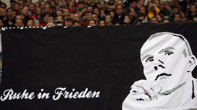 Die Fans von Enkes letztem Klub Hannover 96 trauern um ihren Captain. enke Tod fans