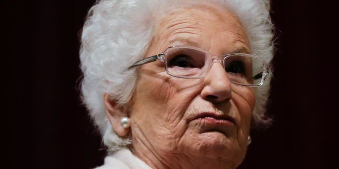Die Holocaust-Überlebende Liliana Segre spricht mit Studenten anlässlich einer Holocaust-Gedenkveranstaltung im Arcimboldi-Theater. liliana segre