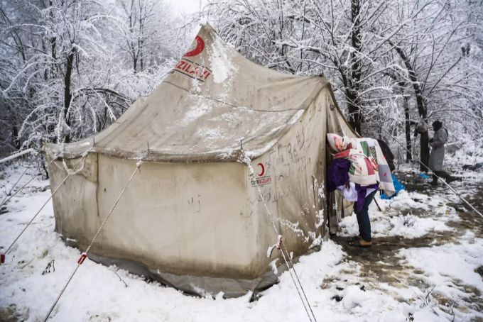 Ein Migrant in einem bosnischen Flüchtlingslager. flüchtlingslager bosnien