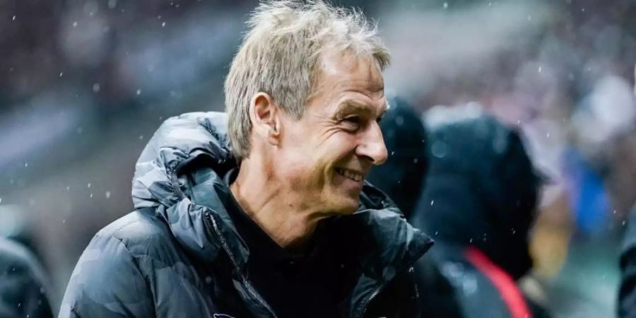 Berlins Trainer Jürgen Klinsmann ist ein Befürworter des Videobeweises. Foto: Uwe Anspach/dpa