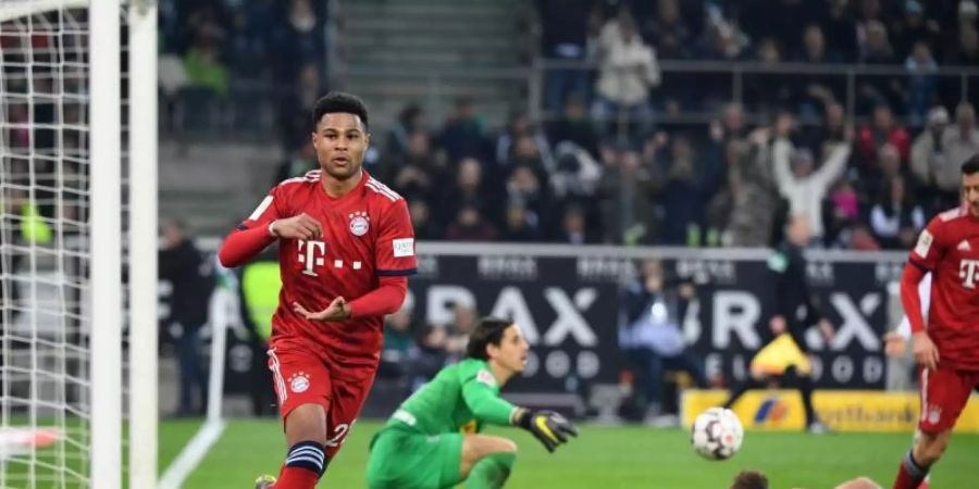 Serge Gnabry (l) möchte mit dem FC Bayern München wieder bei Borussia Mönchengladbach jubeln. Foto: Ina Fassbender/dpa