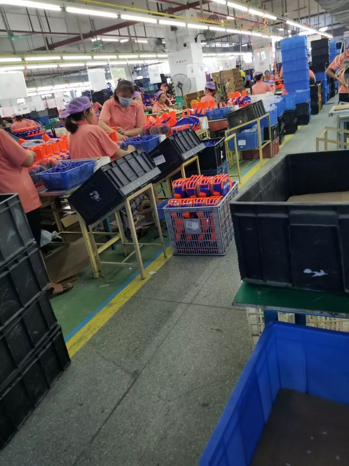 Der Lohn der Fabrikarbeiter ist zwar gestiegen, reicht aber zum Leben nicht aus. Lohn China
