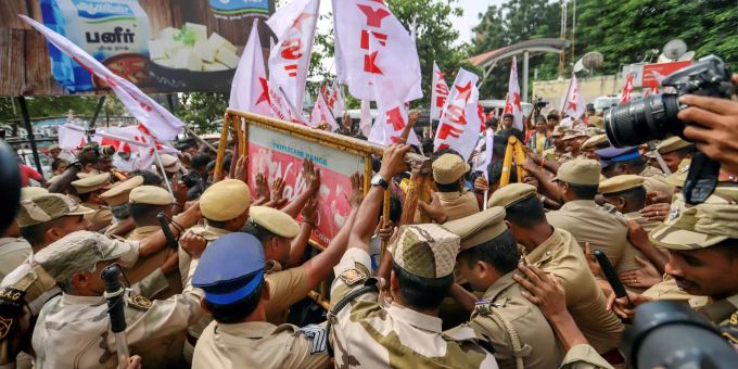 Polizisten und Demonstranten geraten bei Protesten gegen ein umstrittenes Einbürgerungsgesetz aneinander. indien