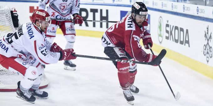 Trinec's Marian Adamek (l.) und Kanadas Josh Jooris kämpfen um den Puck. Spengler Cup