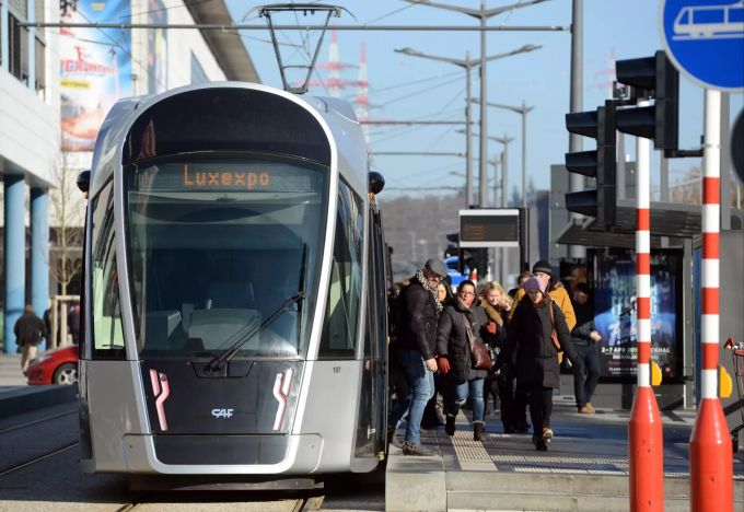 Dass Bahnen und Busse künftig kostenlos sind, verursacht keine all zu hohen Mehrausgaben. tram luxemburg