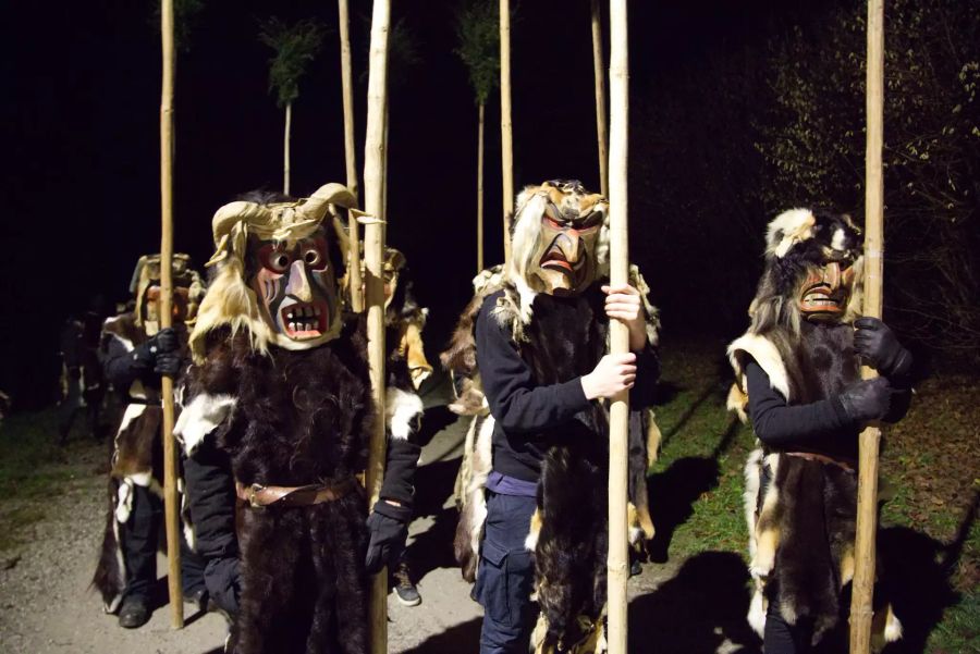 Die Anführer-Maske mit den Hörner hat er selbst geschnitzt.