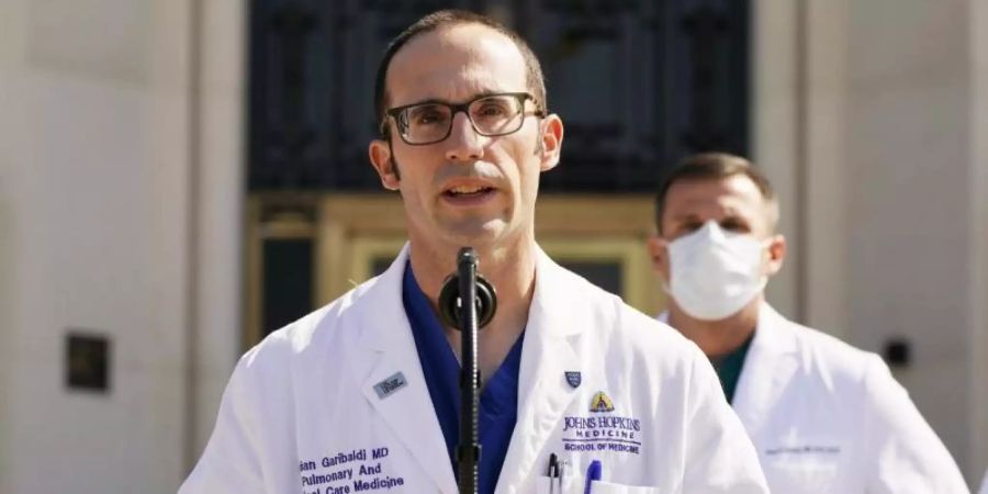 Dr. Brian Garibaldi informiert die Journalisten vor dem Militärkrankenhaus Walter Reed über den Gesundheitszustand von US-Präsident Trump. Foto: Jacquelyn Martin/AP/dpa