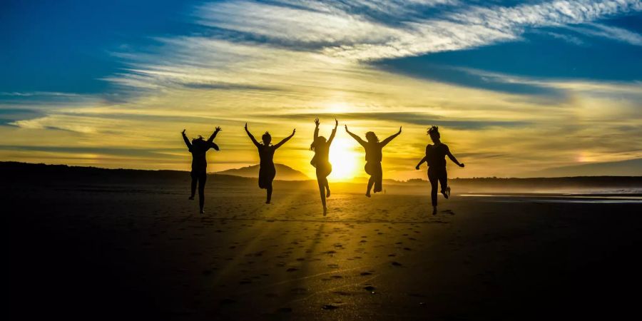 5 Menschen am Strand.