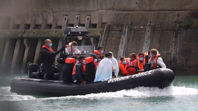 Ein Schlauchboot des britischen Grenzschutzes bringt eine Gruppe von mutmasslichen Migranten nach Dover, nachdem es im Ärmelkanal zu einer Reihe von Zwischenfällen mit kleinen Booten gekommen war. Migranten