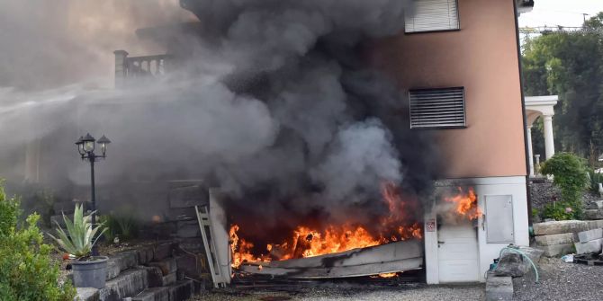 Brand in einer Garage eines Wohnhauses