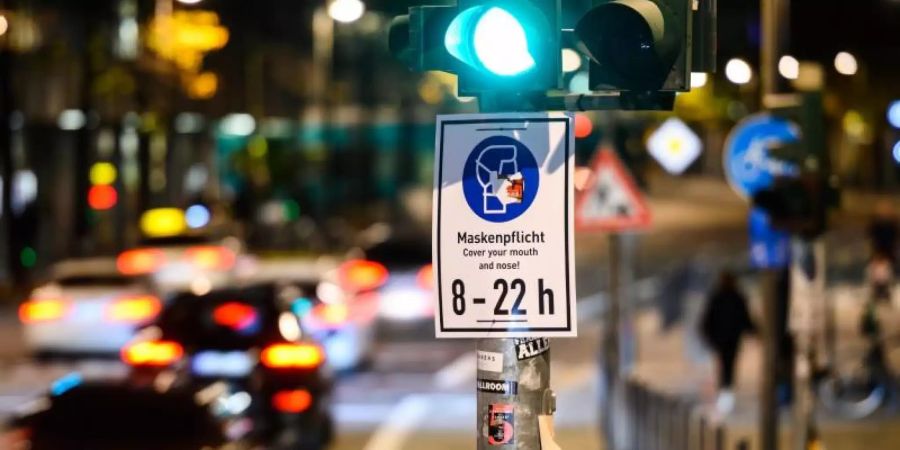Hinweisschild auf die Maskenpflicht in Frankfurt am Main. Foto: Andreas Arnold/dpa