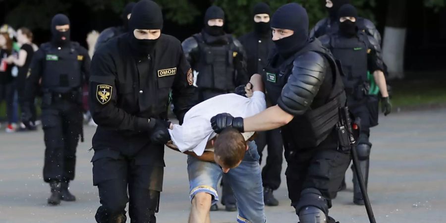 dpatopbilder - Die Polizei verhaftet einen Demonstranten während eines Massenprotests nach den Präsidentschaftswahlen in Belarus. Foto: Sergei Grits/AP/dpa