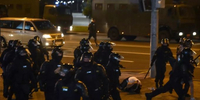 Polizisten beim Einsatz gegen Demonstranten in Minsk Polizei