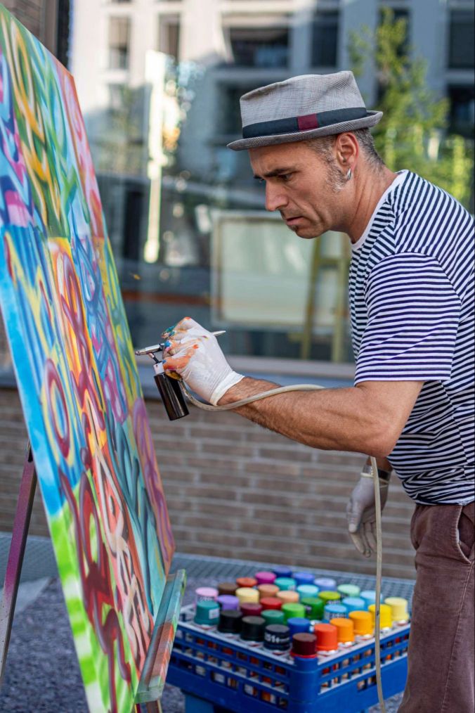 Pirmin Breu benutzt oft eine Mischung aus Spraydosen und Airbrush.