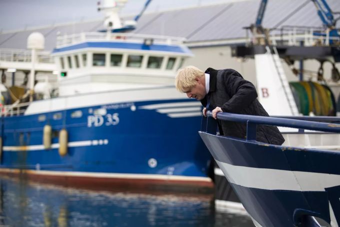 Boris Johnson, Premierminister von Grossbritannien, schaut während eines Besuchs des Peterhead Fischmarktes von dem Fischerboot «Opportunis IV» hinunter auf das Wasser. Brexit-Verhandlungen in Grossbritannien