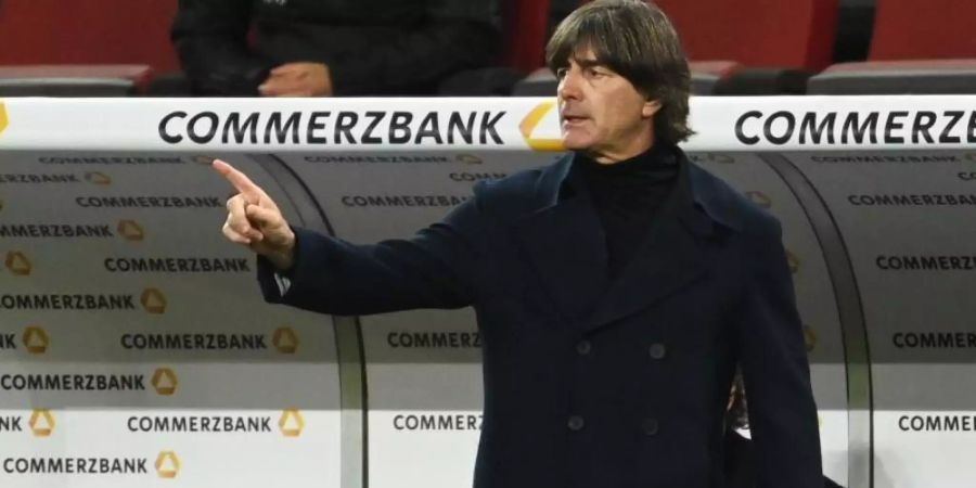 Bundestrainer Joachim Löw will mit der Nationalelf mindestens ins EM-Halbfinale. Foto: Federico Gambarini/dpa