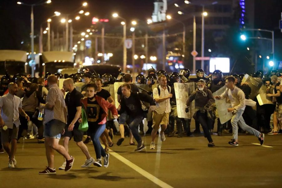 Die Menschenrechtsorganisation Wesna sprach in der Nacht von zunächst mehr als 50 Festnahmen allein Minsk.