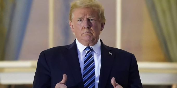 Donald Trump, Präsident der USA, steht auf dem Balkon des Weissen Hauses, nachdem er das Walter-Reed-Militärkrankenhaus verlassen hat. Foto: Alex Brandon/AP/dpa Donald Trump, Präsident der USA, steht auf dem Balkon des Weissen Hauses, nachdem er das Walter-Reed-Militärkrankenhaus verlassen hat. Foto: Alex Brandon/AP/dpa