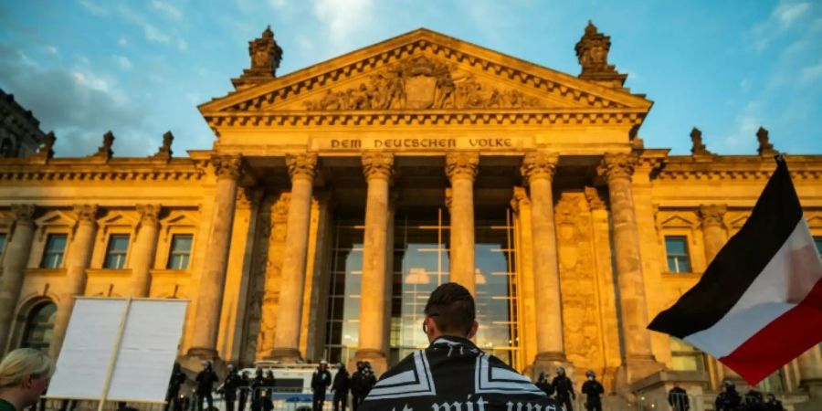 Demonstrant mit Reichsflagge vor dem Reichstag