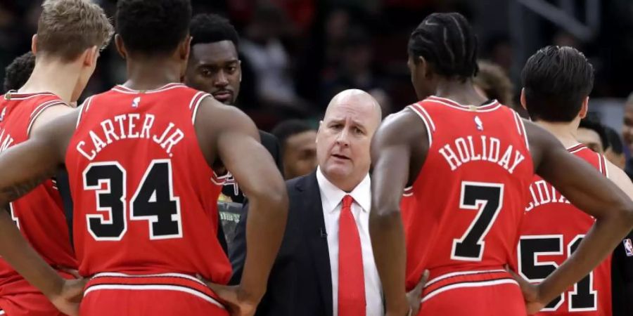 Jim Boylen (M.) war seit Dezember 2018 Chefcoach der Chicago Bulls. Foto: Nam Y. Huh/AP/dpa