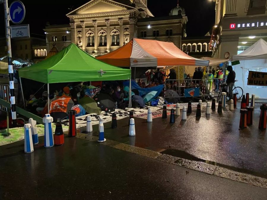 Eine Barrikade der Klima-Aktivisten auf der Seite Bärenplatz/Schauplatzgasse.