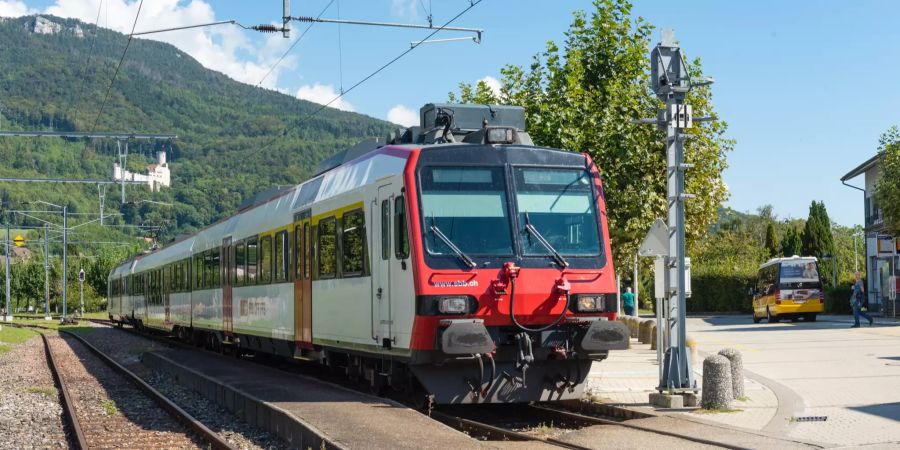 Regionalzug der SBB (vormals OeBB) nach Balsthal im Bahnhof Oensingen. Im Hintergrund das weitherum sichtbare Schloss Neu-Bechburg.