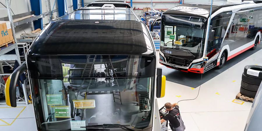 Volkswagen will bei seiner Lkw- und Bustochter MAN in Deutschland und Österreich bis zu 9500 Stellen streichen und damit 1,8 Milliarden Euro sparen. (Archivbild)